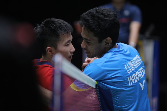 Pebulu tangkis tunggal putra Indonesia, Chico Aura Dwi Wardoyo, bersalaman dengan Li Guang Zu (China) setelah menang pada semifinal Malaysia Masters 2022 di Axiata Arena, Kuala Lumpur, Sabtu (8/7/2022).