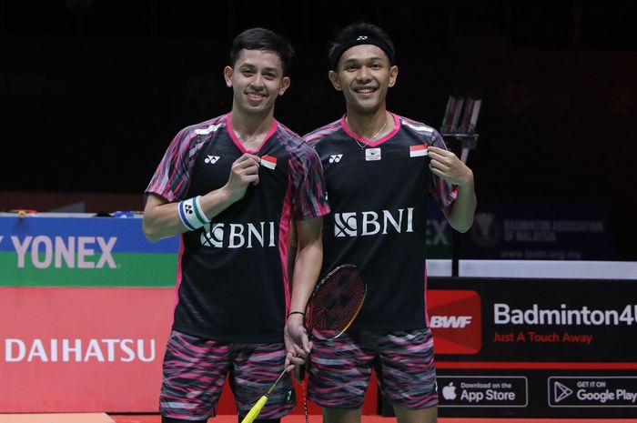 Pasangan ganda putra Indonesia, Fajar Alfian/Muhammad Rian Ardianto, berpose setelah memastikan diri ke final Malaysia Masters 2022 di Axiata Arena, Kuala Lumpur, Sabtu (9/7/2022).