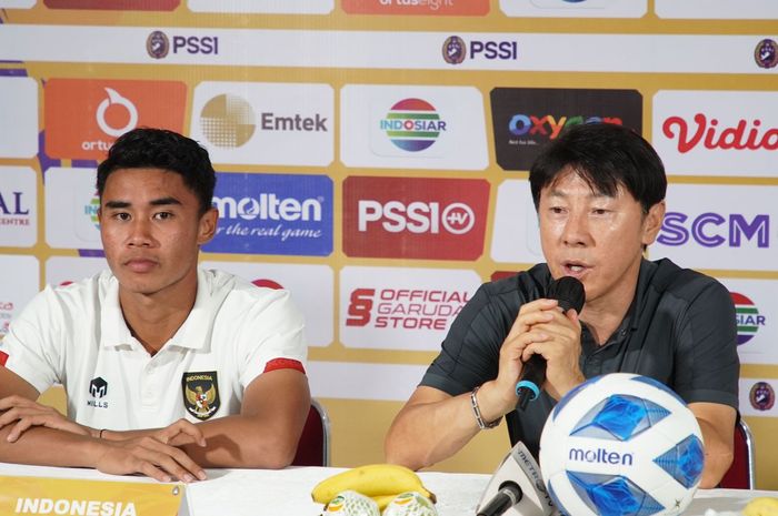 Pelatih Timnas U-19 Indonesia, Shin Tae-yong yang ditemani Muhammad Ferarri dalam jumpa pers seusai melawan Myanmar, di Stadion Patriot Candrabhaga, Bekasi, Jawa Barat, Minggu (10/7/2022)