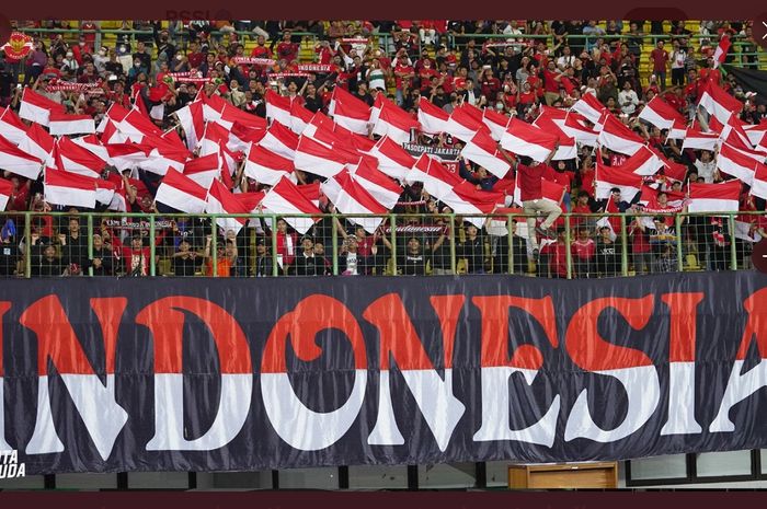 Para suporter Merah-Putih setia mendukung Timnas U-19 Indonesia di Piala AFF U-19 2022.