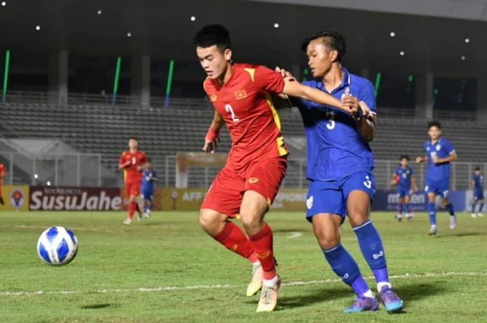Pemain Vietnam dan Thailand berebut bola dalam duel yang akhirnya menjegal Timnas U-19 Indonesia ke semifinal Piala AFF U-19 2022.