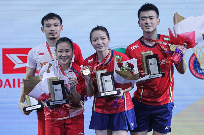 Podium sektor ganda campuran pada Malaysia Masters 2022, Rinov Rivaldy/Pitha Haningtyas Mentari (Indonesia) dan Zheng Si Wei/Huang Ya Qiong (China) di Axiata Arena, Kuala Lumpur, Minggu (10/7/2022)