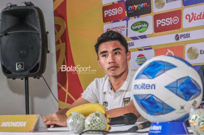 Bek timnas U-19 Indonesia, Muhammad Ferarri, sedang dalam sesi jumpa pers di Stadion Patriot Candrabhaga, Bekasi, Jawa Barat, 11 Juli 2022.