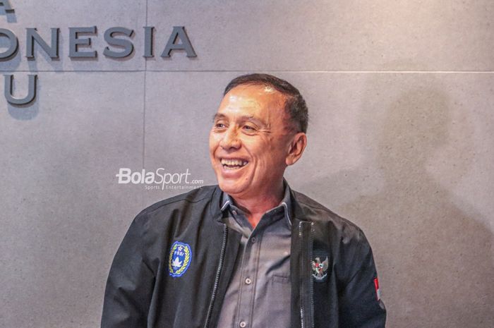 Ketua Umum PSSI, Mochamad Iriawan, nampak sumringah saat ditemui awak media di Menara Mandiri 2, Senayan, Jakarta, 11 Juli 2022.