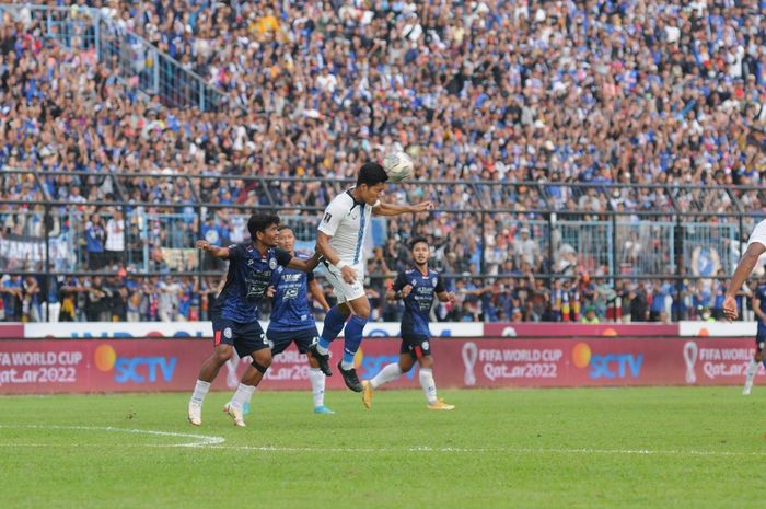 Duel Arema FC vs PSIS Semarang dalam laga leg kedua semifinal Piala Presiden 2022 di Stadion Kanjuruhan, Malang, Jawa Timur, Senin (11/7/2022).