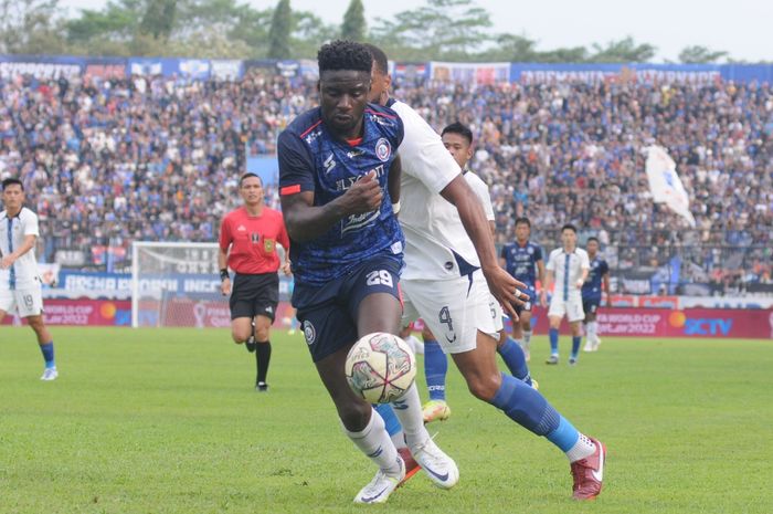 Penyerang Arema FC, Abel Camara dalam laga melawan PSIS Semarang leg kedua semifinal Piala Presiden 2022 di Stadion Kanjuruhan, Malang, Jawa Timur, Senin (11/7/2022).