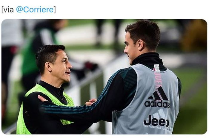 Paulo Dybala (kanan) berbicara dengan Alexis Sanchez dalam duel Juventus melawan Inter Milan.