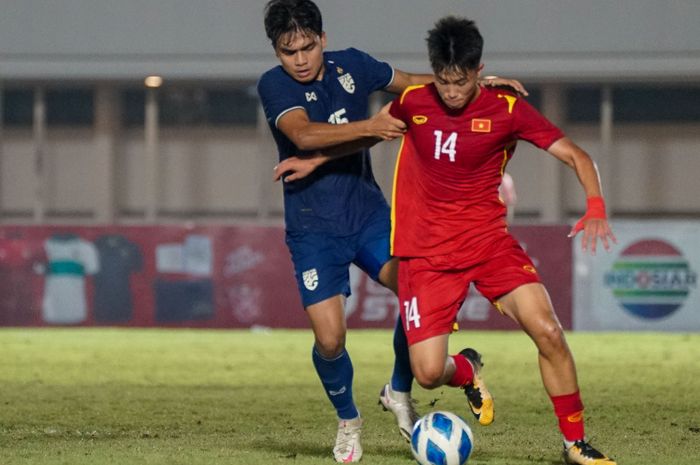 Timnas U-19 Thailand (biru) versus Timnas U-19 Vietnam di ajang Piala aFF U-19 2022.