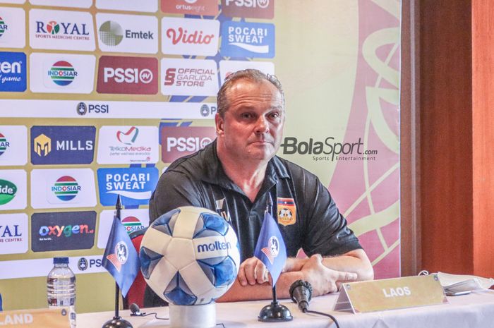 Pelatih timnas U-19 Laos, Hans Michael Weiss, saat sedang menjalani sesi jumpa pers di Hotel Century, Senayan, Jakarta, 12 Juli 2022.