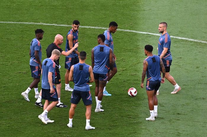 Erik ten Hag memberikan instruksi dalam sesi latihan Manchester United jelang duel kontra Liverpool di Bangkok (11/7/2022).