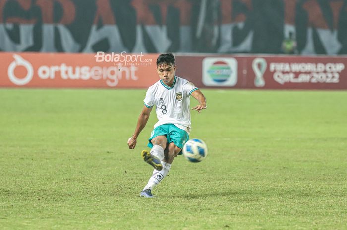 Gelandang timnas U-19 Indonesia, Arkhan Fikri, nampak sedang menendang bola ketika bertanding di Stadion Patriot Candrabhaga, Bekasi, Jawa Barat, 10 Juli 2022.