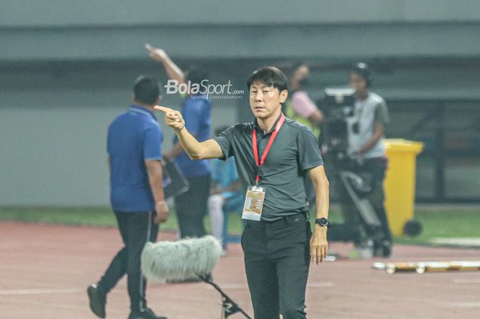 Pelatih timnas U-19 Indonesia, Shin Tae-yong, nampak sedang memberikan intruksi kepada para pemainnya ketika bertanding di Stadion Patriot Candrabhaga, Bekasi, Jawa Barat, 10 Juli 2022.