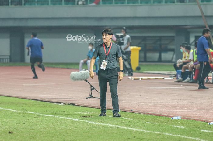 Pelatih timnas U-19 Indonesia, Shin Tae-yong, sedang memantau para pemainnya bertanding di Stadion Patriot Candrabhaga, Bekasi, Jawa Barat, 10 Juli 2022.