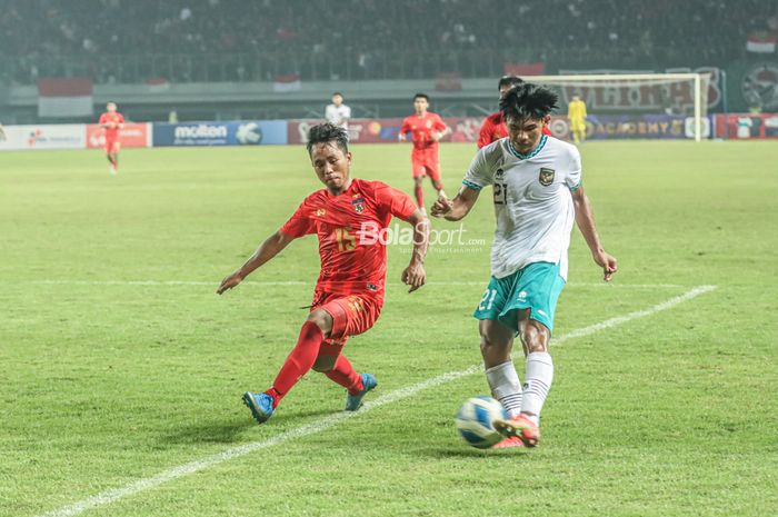 Pemain timnas U-19 Indonesia, Edgard Amping (kanan), sedang menendang bola dan dibayangi pilar timnas U-19 Myanmar bernama Khun Aung Soe (kiri) ketika bertanding di Stadion Patriot Candrabhaga, Bekasi, Jawa Barat, 10 Juli 2022.