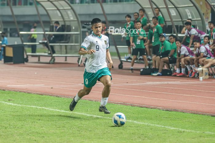 Penyerang timnas U-19 Indonesia, Hokky Caraka Bintang Brilliant, sedang menguasai bola ketika bertanding  di Stadion Patriot Candrabhaga, Bekasi, Jawa Barat, 10 Juli 2022.