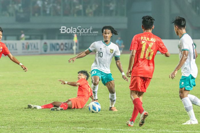 Penyerang timnas U-19 Indonesia, Ronaldo Kwateh (tengah), sedang menguasai bola ketika bertanding melawan Vietnam  di Stadion Patriot Candrabhaga, Bekasi, Jawa Barat, 10 Juli 2022.