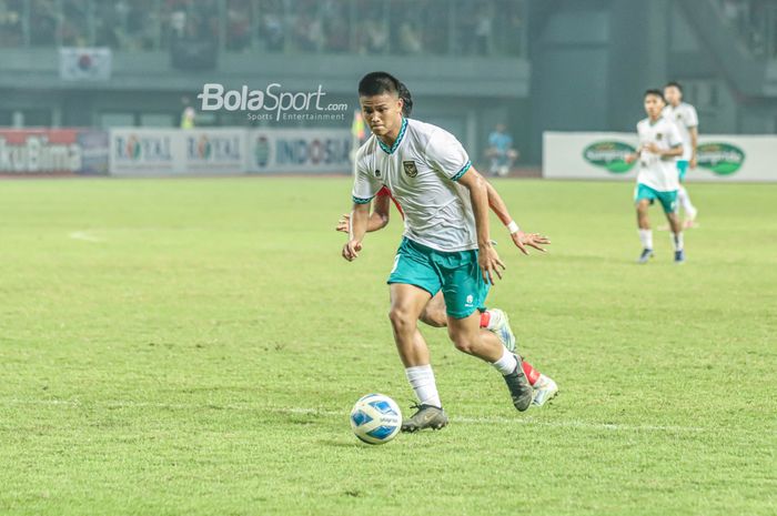 Penyerang timnas U-19 Indonesia, Hokky Caraka Bintang Brilliant, sedang menguasai bola ketika bertanding di Stadion Patriot Candrabhaga, Bekasi, Jawa Barat, 10 Juli 2022.