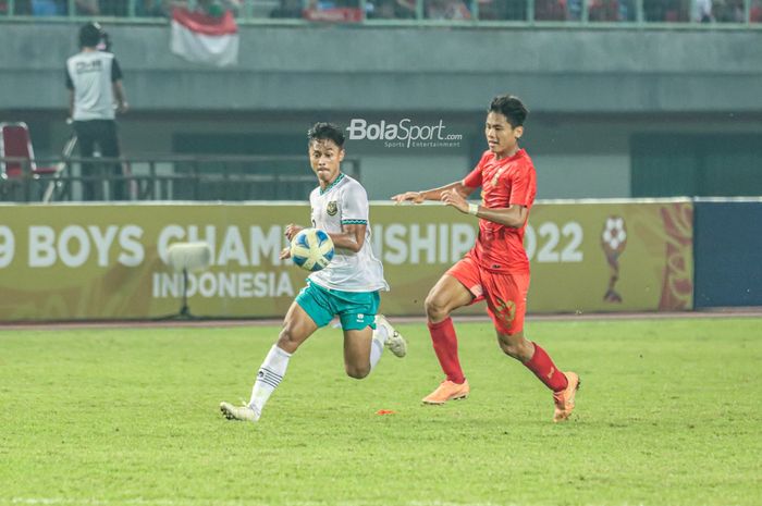Pemain timnas U-19 Indonesia, Alfriyanto Nico (kiri), sedang menguasai bola dan dibayangi pilar timnas U-19 Myanmar bernama Khant Zin Hein (kanan) di Stadion Patriot Candrabhaga, Bekasi, Jawa Barat, 10 Juli 2022.