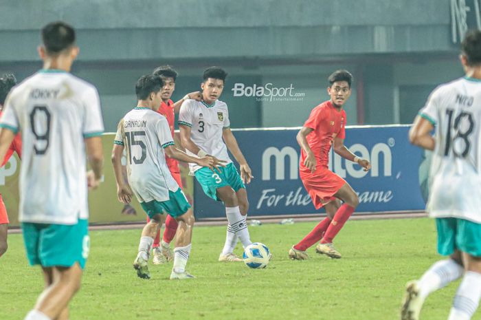 Pemain timnas U-19 Indonesia, Kadek Arel Priyatna (tengah)