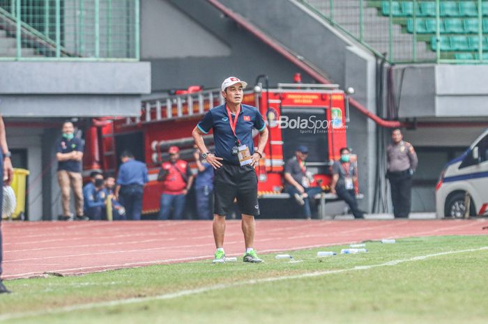 Pelatih timnas U-19 Vietnam, Dinh The Nam, sedang memantau para pemainnya bertanding di Stadion Patriot Candrabhaga, Bekasi, Jawa Barat, 13 Juli 2022.