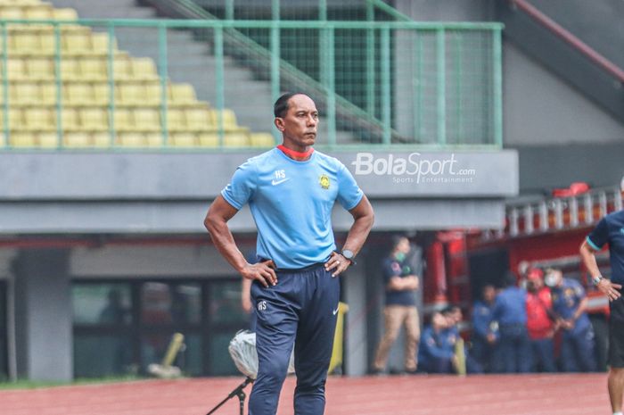 Pelatih timnas U-19 Malaysia, Hassan Sazali Mohd Waras, sedang memantau para pemainnya bertanding di Stadion Patriot Candrabhaga, Bekasi, Jawa Barat, 13 Juli 2022.