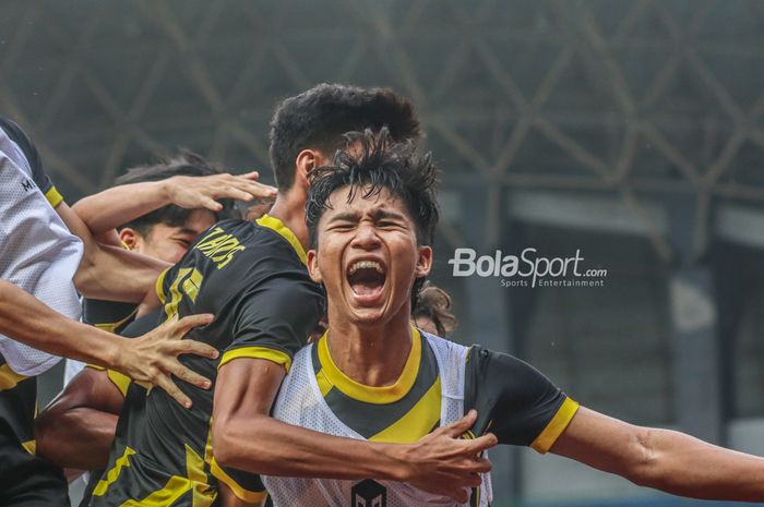 Sejumlah pemain timnas U-19 Malaysia sedang merayakan golnya saat bertanding di Stadion Patriot Candrabhaga, Bekasi, Jawa Barat, 13 Juli 2022.
