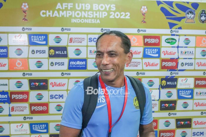 Pelatih timnas U-19 Malaysia, Hassan Sazali Mohd Waras, nampak sumringah saat sedang memberikan keterangan kepada awak media di Stadion Patriot Candrabhaga, Bekasi, Jawa Barat, 13 Juli 2022.