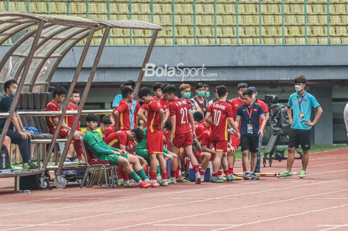 Skuat timnas U-19 Vietnam (skuad timnas U-19 Vietnam) nampak tertunduk saat kalah bertanding di Stadion Patriot Candrabhaga, Bekasi, Jawa Barat, 13 Juli 2022.