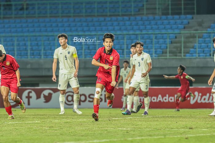 Pemain timnas U-19 Laos Peeter Phanthavong   selebrasi seusai mencetak gol ke gawang Thailand di Stadion Patriot Candrabhaga, Kota Bekasi, 13 Juli 2022.