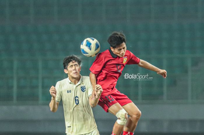 Pemain timnas U-19 Laos, Peeter Phanthavong (kanan), sedang berduel udara berebut bola dengan pilar timnas U-19 Thailand bernama Sittha Booniha (kiri) di Stadion Patriot Candrabhaga, Bekasi, Jawa Barat, 13 Juli 2022.