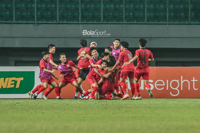 Sejumlah pemain timnas U-19 Laos sedang merayakan gol saat bertanding  di Stadion Patriot Candrabhaga, Bekasi, Jawa Barat, 13 Juli 2022.