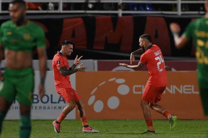 Pemain Borneo FC, Stefano Lilipaly dan Diego Michiels yang melakukan selebrasi setelah mencetak gol ke gawang PSS Sleman, di laga semifinal leg kedua Piala Presiden 2022, Senin (11/7/2022).