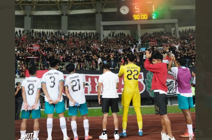 Para pemain Timnas U-19 Indonesia menyambut dukungan seluruh pencintanya di Stadion Patriot, Kota Bekasi, Minggu (10/7/2020) malam WIB.