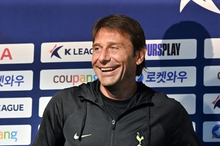 Pelatih Tottenham Hotspur, Antonio Conte, tersenyum dalam konferensi pers di Stadion Seoul World Cup, 12 Juli 2022.