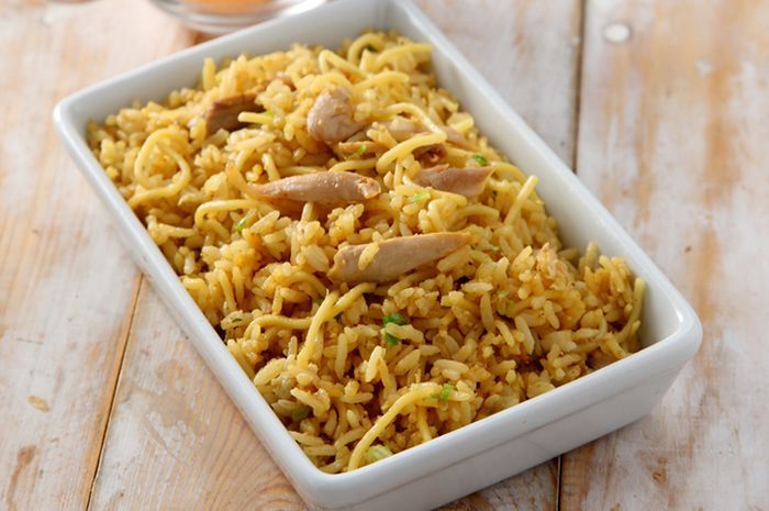 Sajian nasi goreng sederhana ala kuliner kaki lima. Kali ini resep nasi goreng sederhana bisa diberi tambahan mi telur dan suwiran daging ayam.