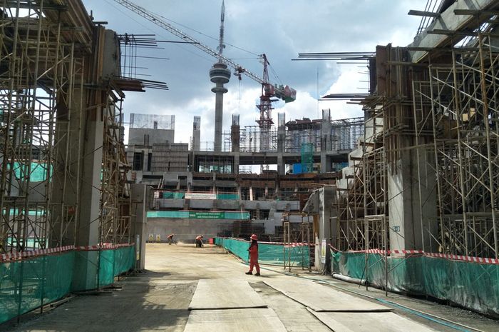 Pemandangan pengerjaan pembangunan venue FIBA World Cup 2023  Arena Indonesia di kawasan Gelora Bung Karno, Senayan, Jakarta (14/7/2022).