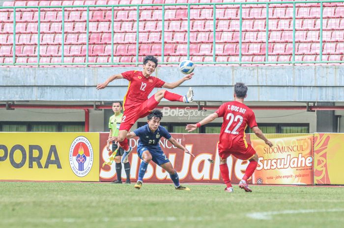 Pemain timnas U-19 Vietnam, Nguyen Bao Long (kiri), sedang berusaha merebut bola dan dibayangi pilar timnas U-19 Thailand bernama Songkhramsamut  Namphueng (kanan) di Stadion Patriot Candrabhaga, Bekasi, Jawa Barat, 15 Juli 2022.