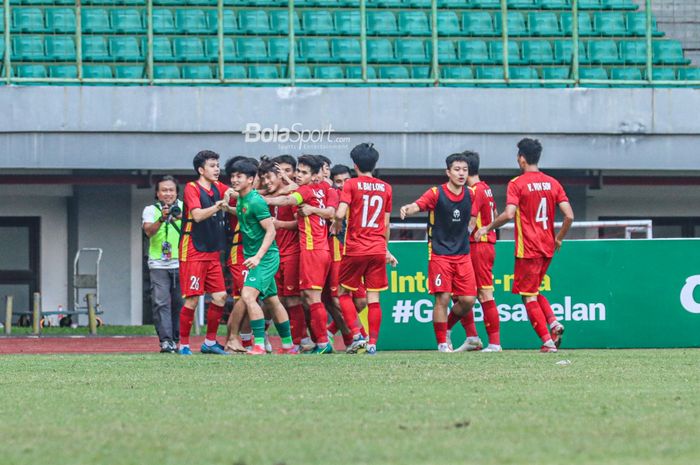 Sejumlah pemain timnas U-19 Vietnam nampak sedang merayakan gol ketika bertanding di Stadion Patriot Candrabhaga, Bekasi, Jawa Barat, 15 Juli 2022.