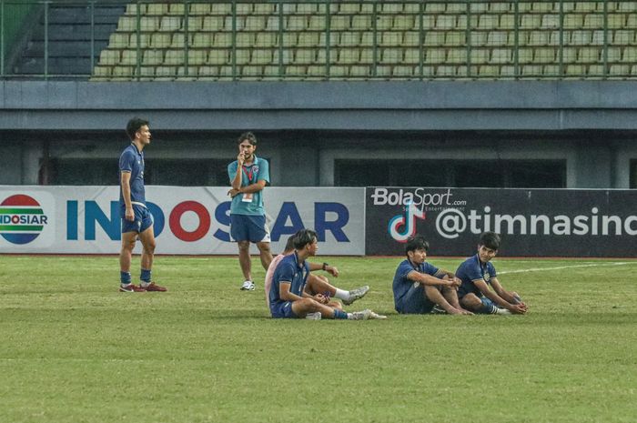 Sejumlah pemain timnas U-20 Thailand nampak terduduk lesu seusai kalah di Stadion Patriot Candrabhaga, Bekasi, Jawa Barat, 15 Juli 2022.