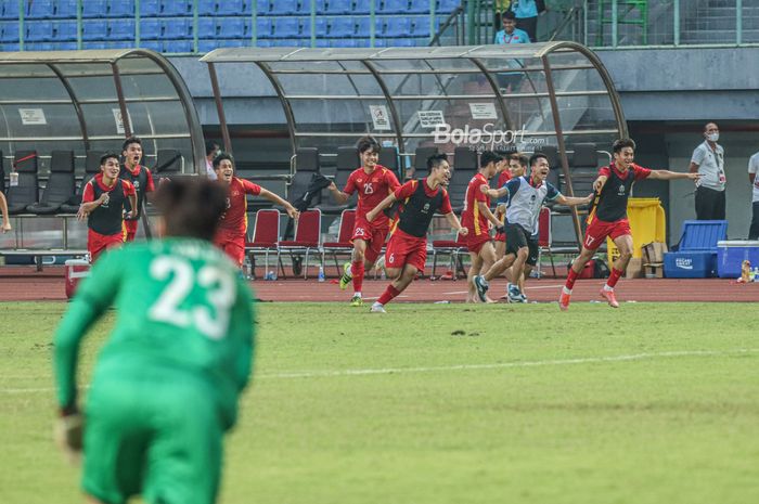 Sejumlah pemain timnas U-19 Vietnam nampak sumringah seusai menang saat bertanding di Stadion Patriot Candrabhaga, Bekasi, Jawa Barat, 15 Juli 2022.