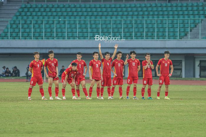 Skuat timnas U-19 Vietnam (skuad timnas U-19 Vietnam) nampak sedang menunggu giliran menendang penalti saat bertanding di Stadion Patriot Candrabhaga, Bekasi, Jawa Barat, 15 Juli 2022.