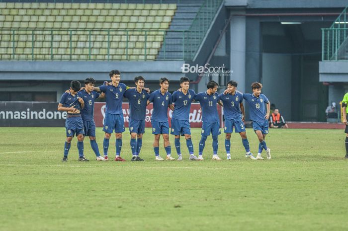 Skuat timnas U-19 Thailand (skuad timnas U-19 Thailand) nampak sedang menunggu giliran menendang penalti saat bertanding di Stadion Patriot Candrabhaga, Bekasi, Jawa Barat, 15 Juli 2022.