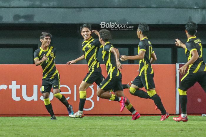 Sejumlah pemain timnas U-19 Malaysia sedang merayakan gol saat bertanding di Stadion Patriot Candrabhaga, Bekasi, Jawa Barat, 15 Juli 2022.