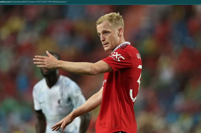 Tak masuk rencana Erik ten Hag, Manchester United berencana menukar Donny van de Beek dengan gelandang AC Milan, Ismael Bennacer.