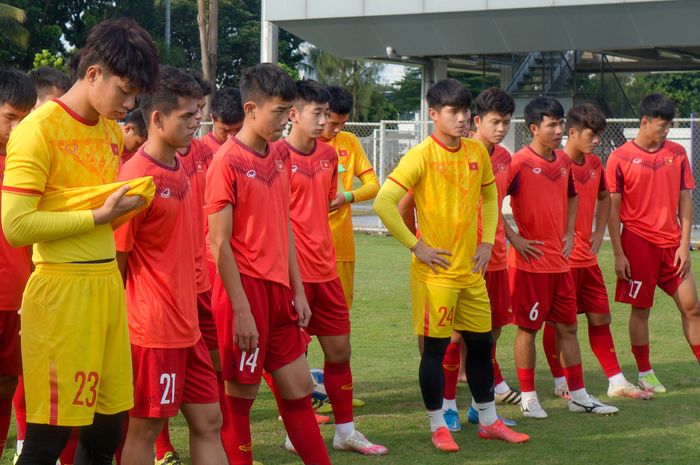 Pemain timnas U-19 Vietnam saat menjalani latihan jelang laga perebutan juara ketiga melawan Thailand di ajang Piala AFF U-19 2022.