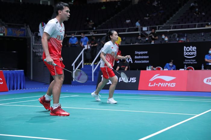 Pasangan ganda campuran Indonesia, Rinov Rivaldy/Pitha Haningtyas Mentari, pada babak kedua Singapore Open 2022 di Singapore Indoor Stadium, Kamis (14/7/2022).