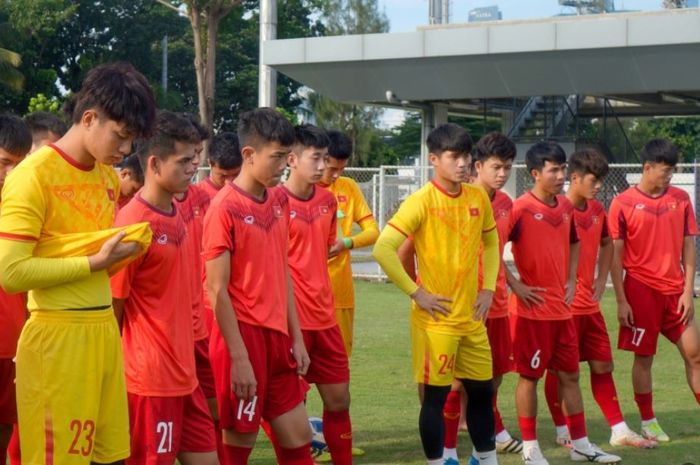 Skuad Timnas U-19 Vietnam melakukan latihan, Kamis (14/7/2022).