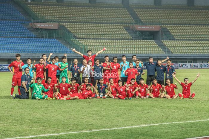 Timnas U-19 Vietnam berfoto seusai meraih peringkat ketiga Piala AFF U-19 2022 di Stadion Patriot Candrabhaga, Kota Bekasi, 15 Juli 2022.