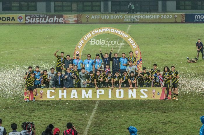 Skuat timnas U-19 Malaysia (skuad timnas U-19 Malaysia) sedang berfoto bersama seusai menjuarai Piala AFF U-19 2022 di Stadion Patriot Candrabhaga, Bekasi, Jawa Barat, 15 Juli 2022.