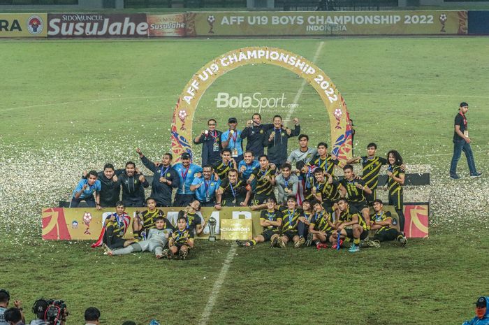 Skuat timnas U-19 Malaysia (skuad timnas U-19 Malaysia) sedang berfoto bersama seusai menjuarai Piala AFF U-19 2022 di Stadion Patriot Candrabhaga, Bekasi, Jawa Barat, 15 Juli 2022.